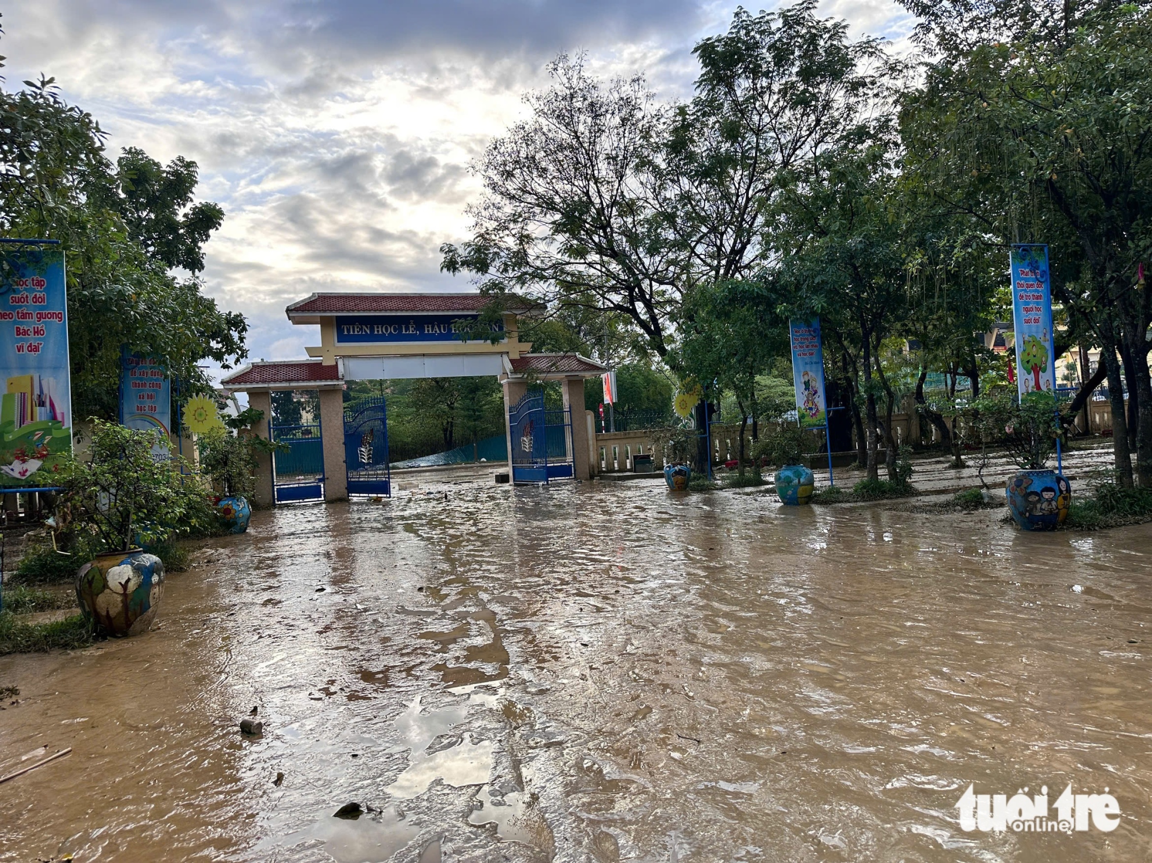 洪水过后书本桌椅被泥浆淹没,顺化师生忙于清理校园